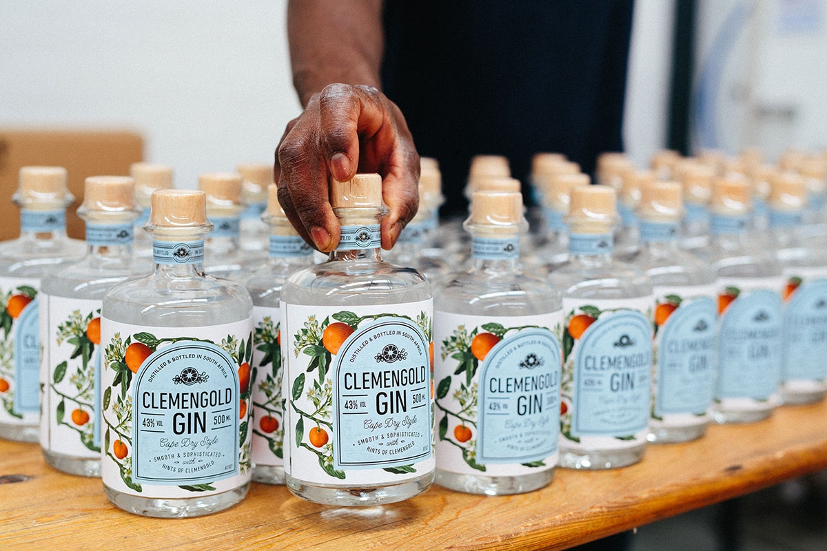 經典海角干燥風格，淡淡的柑橘味白酒包裝設計