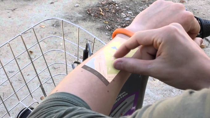 直接在手臂上玩手機?|科技產品設計